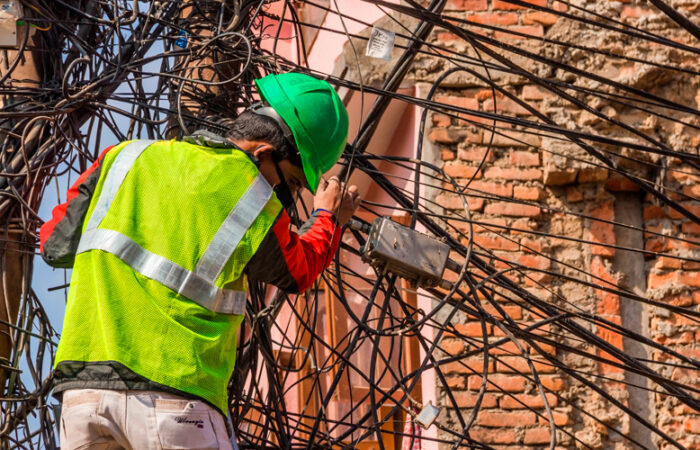 Instalador De Telefonia Receberá Indenização Por Trabalhar Em Ambiente Sujo E Sem água Potável